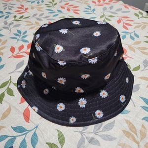 Alice & Olivia by Stacey Bendet Reversible Blue Daisy/ white bucket hat
